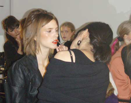 mac-makeup-artist-backstage-at-vena-cava-fw10-show