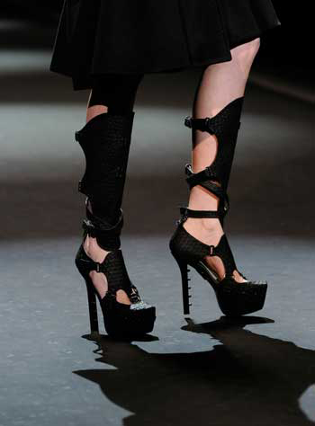 siriano-for-payles-fw11-harness-inspired-knee-high-sandals