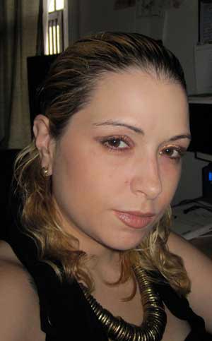celia-wearing-bite-high-pigment-matte-lip-pencil-in-honey-berry