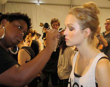 applying-eyeshadow-backstage-at-bibhu-mohapatra-ss12