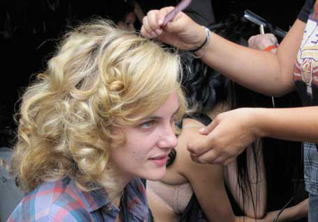 parting-hair-backstage-at-hyden-yoo-ss12