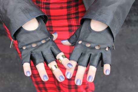 carolina-amato-fingerless-gloves-and-nissa-midi-rings