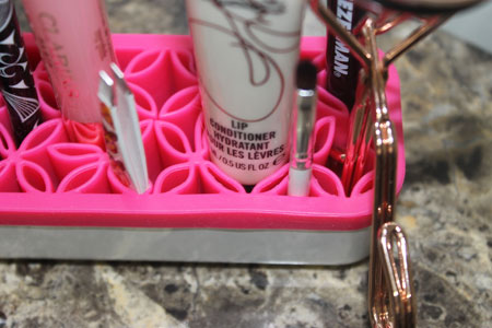 eyelash-curler-and-tweezers-in-zen-quirky-organizer