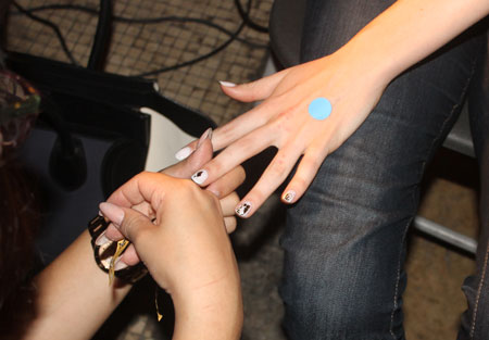 applying-gold-foil-to-nails