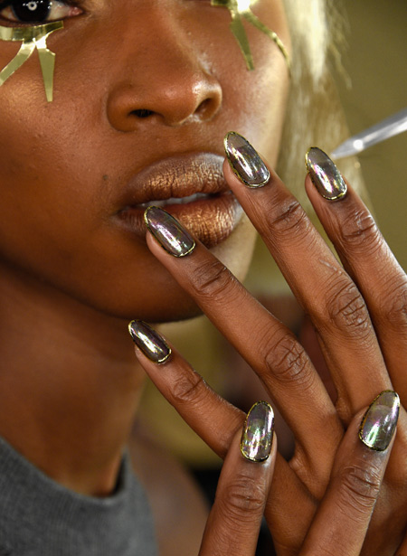 iridescent-nails-at-the-blonds-ss16