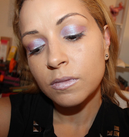 celia-wearing-urban-decay-tonic-single-eyeshadow