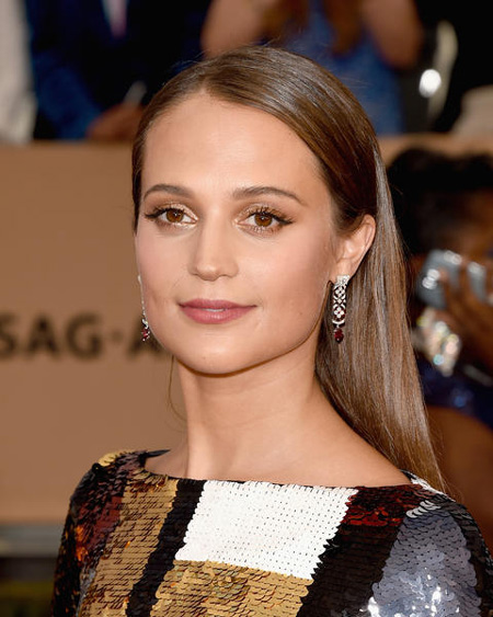 alicia-vikander-2016-sag-awards-beauty-look