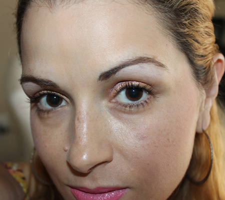 celia-wearing-becca-cosmetics-luminous-blush-in-snapdragon