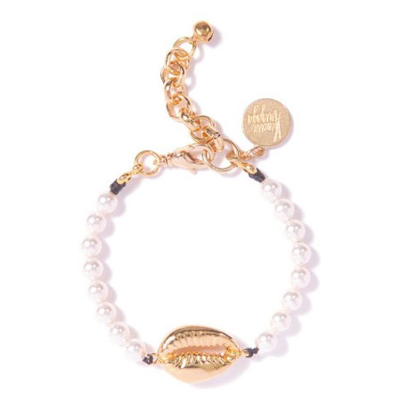 venessa-arizaga-shellfie-pearl-bracelet