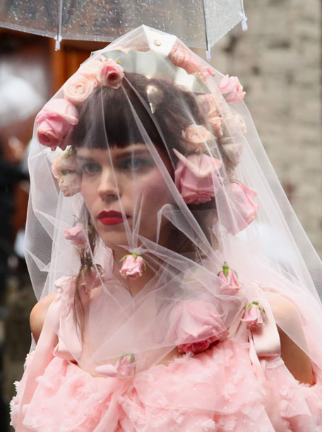 roses-in-hair-and-veil-at-rodarte-ss19-show
